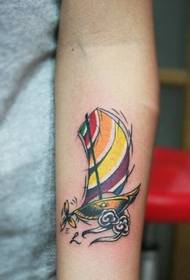 морска мала једрилица креативна тетоважа за руку