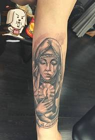 moaie kreative earm swart-wyt portret tattoo