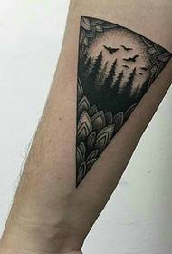 lengan tato geometris segitiga totem sangat individual