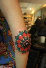 skaistuma elkoņa autoritāte eleganta totēma ziedu tetovējums