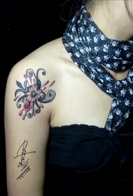 kvinnlig arm trick tatuering