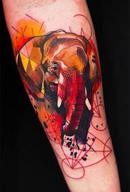 een abstracte olifantentattoo op de arm