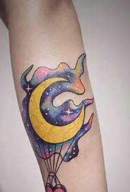 tatuaje de luna de color de brazo muy hermoso
