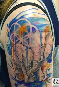 Klassiskt elefant tatueringsmönster på arm