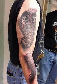 Brazo realista 3D ojo rey serpiente tatuaje