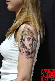 un braç de noia com un patró de tatuatge de déu
