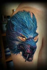 tatuaxe de cabeza de lobo fresco e feroz no brazo