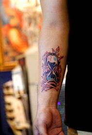 kreativen Hourglass europäeschen an amerikaneschen Tattoo