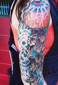 patró de tatuatge de meduses de color braç femení