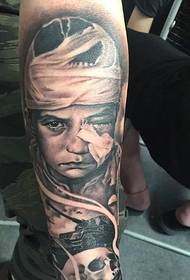 rokas melns pelēks bērna portreta tetovējuma raksts