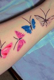 mergaitės gražus drugelio tatuiruotės modelis