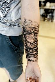 käsivarsi näyttää tiimalasilta, jolla on tatuointeja ja kalloja 19422 - seksikäs villi kauneustaidetatuointi