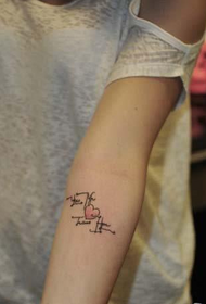 Kecantikan lengan edgy pola tato huruf kecil