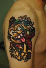男性の腕にいたずら猿のタトゥー