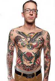 Európai férfi személyiség kígyó sas tetoválás