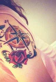 djevojke ruke ulaznica ruža kompas tetovaža uzorak