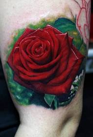 kaunis ruusu tatuointi käsivarressa