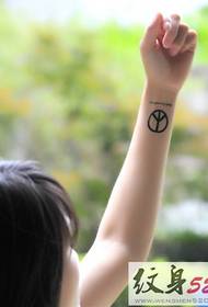 lengan tatu simbol anti-perang hitam