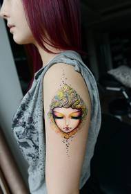 女の子の腕の見栄えの良い顔のタトゥー