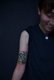 Imatge del tatuatge del colibrí del braç petit d'una dona 18579 - un tatuatge del braç blanc i negre combinat amb una prajna i un Buda