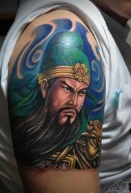 mannlig arm På den dominerende Guan Gong-tatoveringen
