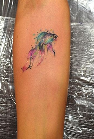 Прекрасна мала златна рибица тетоважа на ручном зглобу