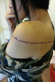 κορίτσι βραχίονα στον ώμο καλή εμφάνιση απλή τατουάζ μοτίβο επιστολή