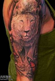 βραχίονα λιοντάρι βασιλιάς μοτίβο τατουάζ πεταλούδα