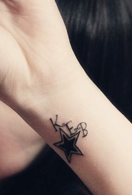 Tyttöjen aseiden mustavalkoisten tähtien tatuointi