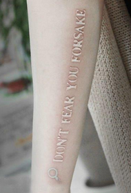 beauty arm dobro izgleda tetovaža s bijelim slovima