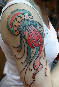 dievča rameno krásne medúzy tetovanie