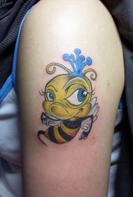 τα κορίτσια βραχίονα χαριτωμένο μικρό τατουάζ μελισσών