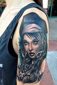 crno-bijeli uzorak djevojke za tetovažu