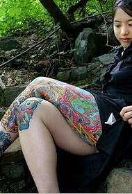 skaistuma augšstilbi krāšņi burvīgs ziedu kāju tetovējums