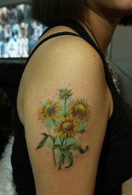 Žena rameno krásne módne slnečnica kvetina tetovanie obrázok