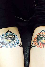 tato totem bentuk mata geometris yang sama