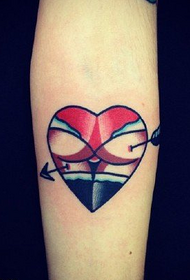 cor uma flecha através do padrão de tatuagem de coração