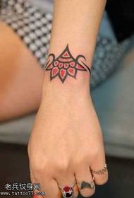 brazo pequeño tótem tatuaje patrón