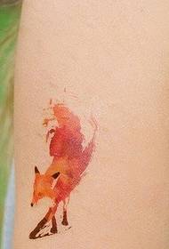 အလှအပလက်မောင်းအရောင်ရှိ fox tattoo ပုံစံ