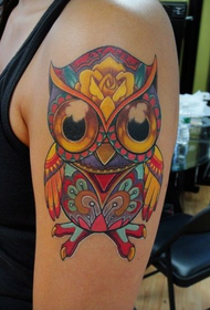 手臂上的非常可愛的大雁貓頭鷹紋身