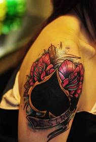 model de tatuaj panglică cu margele inimii trandafir