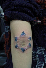 γυναίκα χέρι όμορφο χρωματιστό αστέρι έξι-άκρη τατουάζ αστέρι