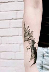 një tatuazh krahu krijues për një kotele dhe një bukuri