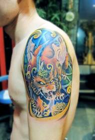 muška ruka prekrasne boje hrabre trupe slika tetovaža