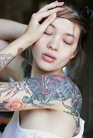 Los tatuajes de flores en los brazos de las mujeres europeas parecen ser indulgentes