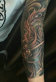 un bellissimo tatuaggio totem in bianco e nero sul braccio
