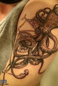 ръка красив модел на татуировка на октопод
