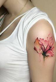 linda chica brazo grande un hermoso tatuaje de flores