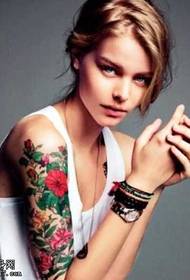 kolor ramienia kwiatki Wzór tatuażu