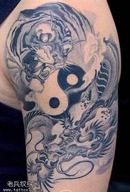 Model i tatuazhit të bukur dhe Dragon dhe Tiger Gossip Tattoo 19852-model i tatuazhit të bukur të peshkaqenit totem model